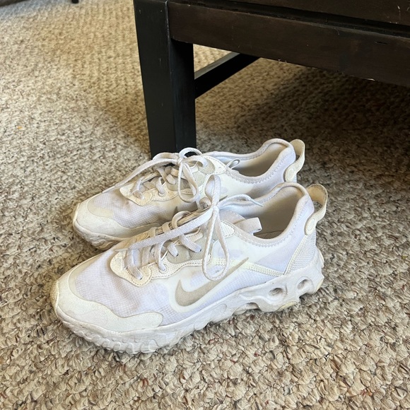 Size 7-7.5 women’s Nike shoe - Picture 3 of 3